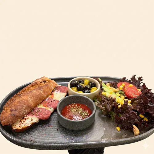 Fesleğenli Baget Ekmeğinde Dana Fümeli Kaşarlı Tost