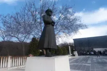 Şehrin Kalbi ve Buluşma Noktası: Çanakkale Cumhuriyet Meydanı