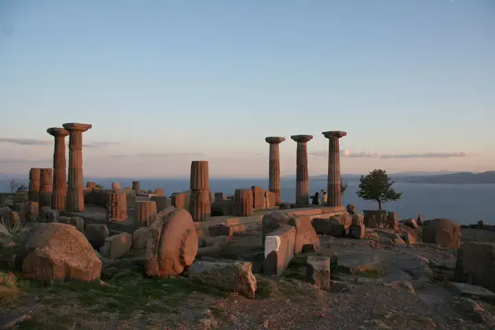 Felsefenin ve Huzurun Zirvesi: Assos Antik Kenti