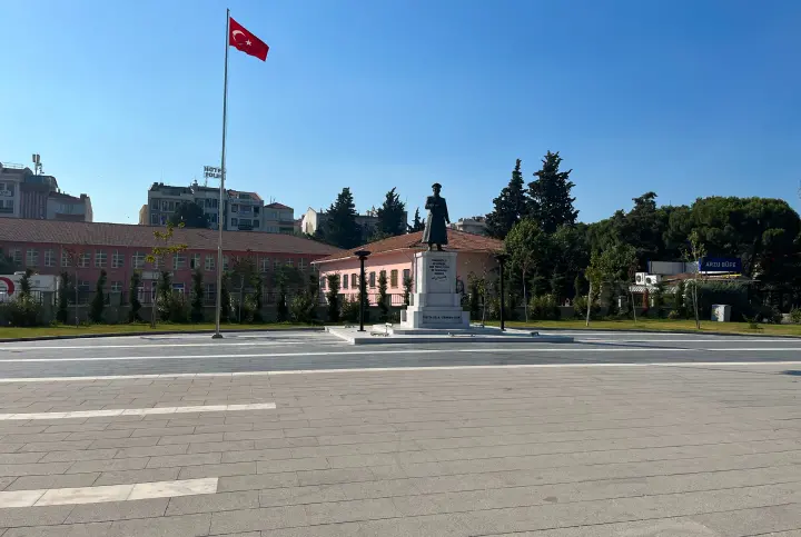 The Heart and Meeting Point of the City: Çanakkale Cumhuriyet Square